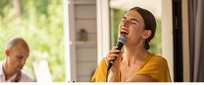 Italian live music by Katharina Grippaldi’s duo and good vibes, on Thursday 15th at the sports Bar at 17:00